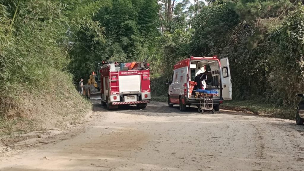 Acidente entre Motoqueiro e Máquina do DER na Estrada de Casa Grande em Biritiba Mirim