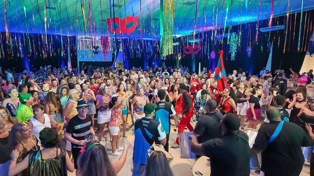 Celebração Carnavalesca: Baile Abre Alas Encanta Associados do Clube de Campo de Mogi das Cruzes