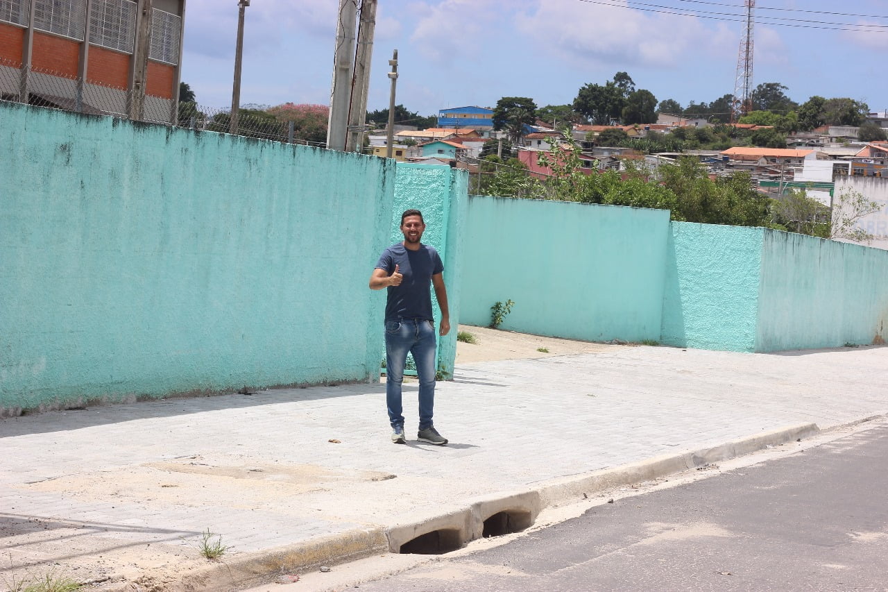 Tucaninho: Vereador Tucaninho no local da reforma em frente a escola