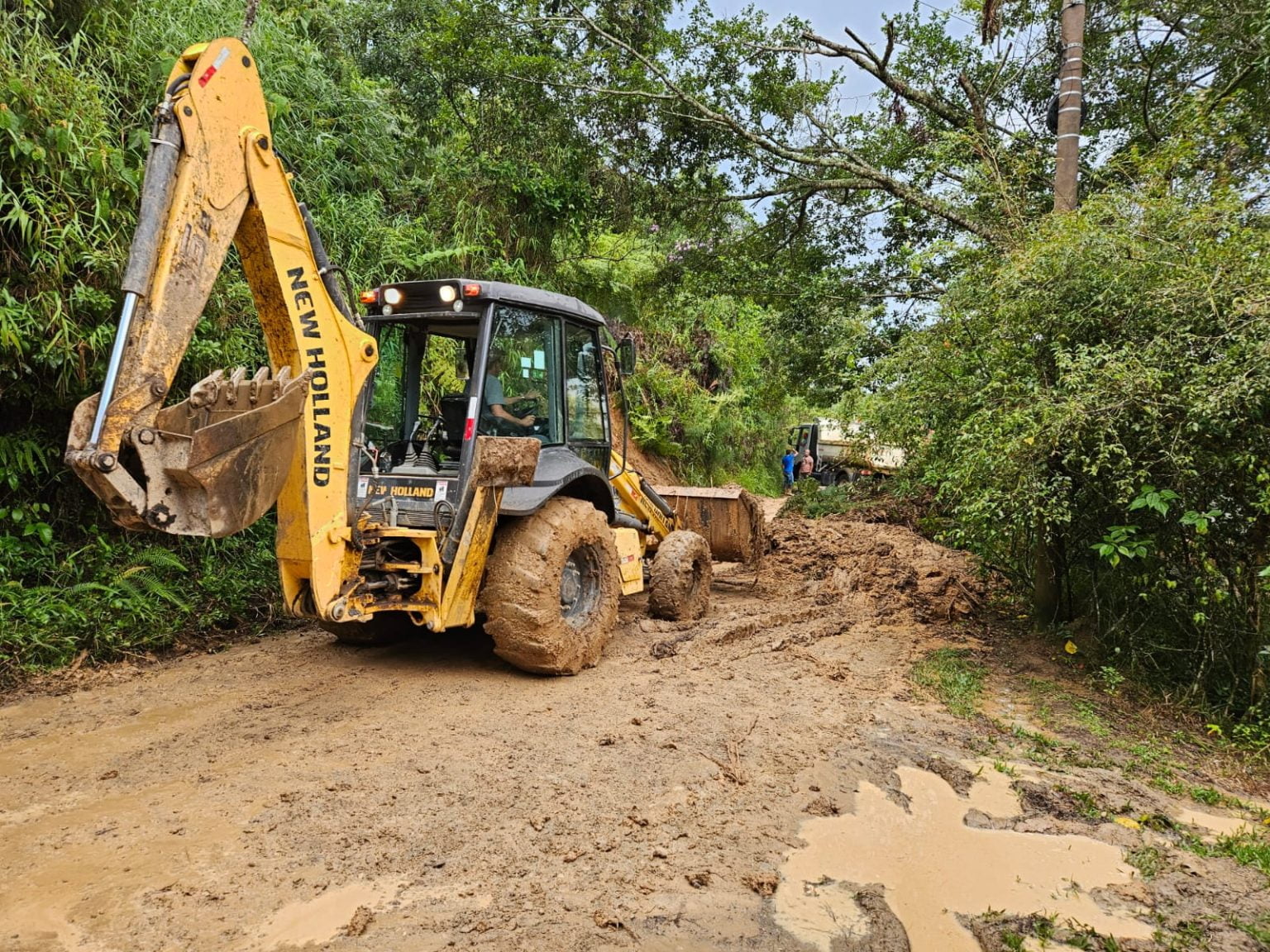 Deslizamento de terra em Rio Acima é resolvido após intervenção do vereador Toshi Omura e Prefeito Inho Taino