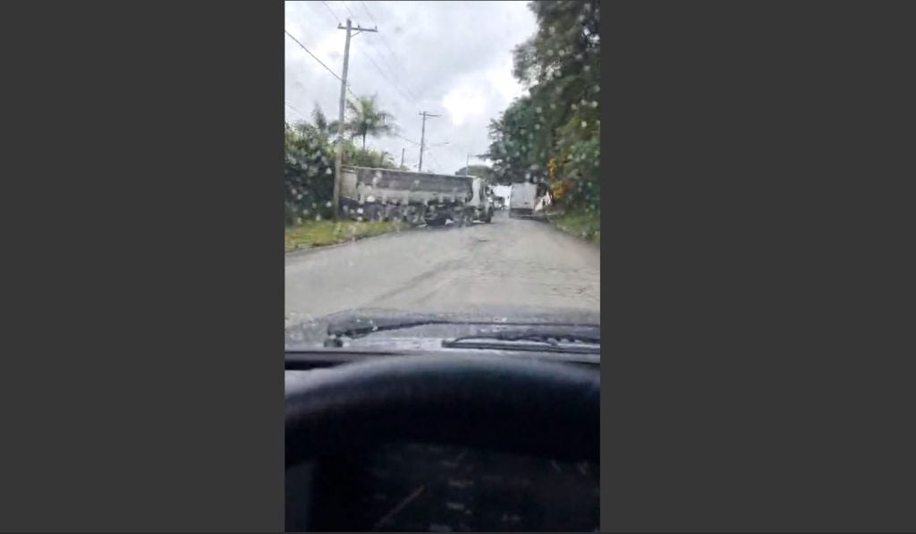 Carreta da Pedreira Causa Transtornos, Caos no Trânsito e Preocupação entre Moradores em Biritiba Mirim
