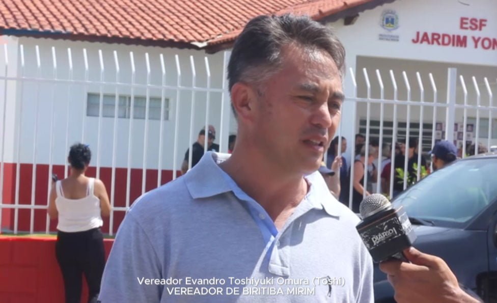 Vereador Evandro Toshiyuki Omura destaca os benefícios da reforma do ESF Jardim Yoneda e agradece apoio de autoridades Texto: A inauguração da reforma do Estratégia da Saúde da Família (ESF) no Jardim Yoneda foi um marco para a comunidade, e o vereador Evandro Toshiyuki Omura esteve presente para celebrar e enfatizar os benefícios que essa unidade trará para o bairro e seus arredores. Em seu discurso, o vereador destacou a importância da estrutura renovada para proporcionar um atendimento de qualidade aos moradores locais e agradeceu o apoio essencial do prefeito Inho, do deputado André do Prado e do deputado Marcio Alvino. "Esta inauguração representa um passo significativo para fortalecer os serviços de saúde em nossa comunidade. A reforma do ESF não apenas melhora a infraestrutura física da unidade, mas também garante um ambiente mais acolhedor e funcional para os pacientes. Com isso, teremos uma saúde mais acessível e eficiente para os moradores do bairro e das proximidades", declarou o vereador Omura. Além de ressaltar os benefícios diretos para a comunidade, o vereador fez questão de expressar sua gratidão ao prefeito Inho e aos deputados André do Prado e Marcio Alvino pelo apoio fundamental na realização dessa conquista. "Sem o comprometimento e a colaboração dessas autoridades, não seriam possíveis esses avanços tão importantes para nossa cidade. Agradeço profundamente por todo o esforço e dedicação em prol da saúde e do bem-estar de nossos munícipes", enfatizou o vereador Toshiyuki Omura. A reforma do ESF Jardim Yoneda representa não apenas uma melhoria na infraestrutura de saúde, mas também um compromisso renovado com o cuidado e o bem-estar da comunidade. Com o apoio conjunto das autoridades e o empenho dos representantes locais como o vereador Omura, Biritiba Mirim está trilhando um caminho de progresso e desenvolvimento na área da saúde.
