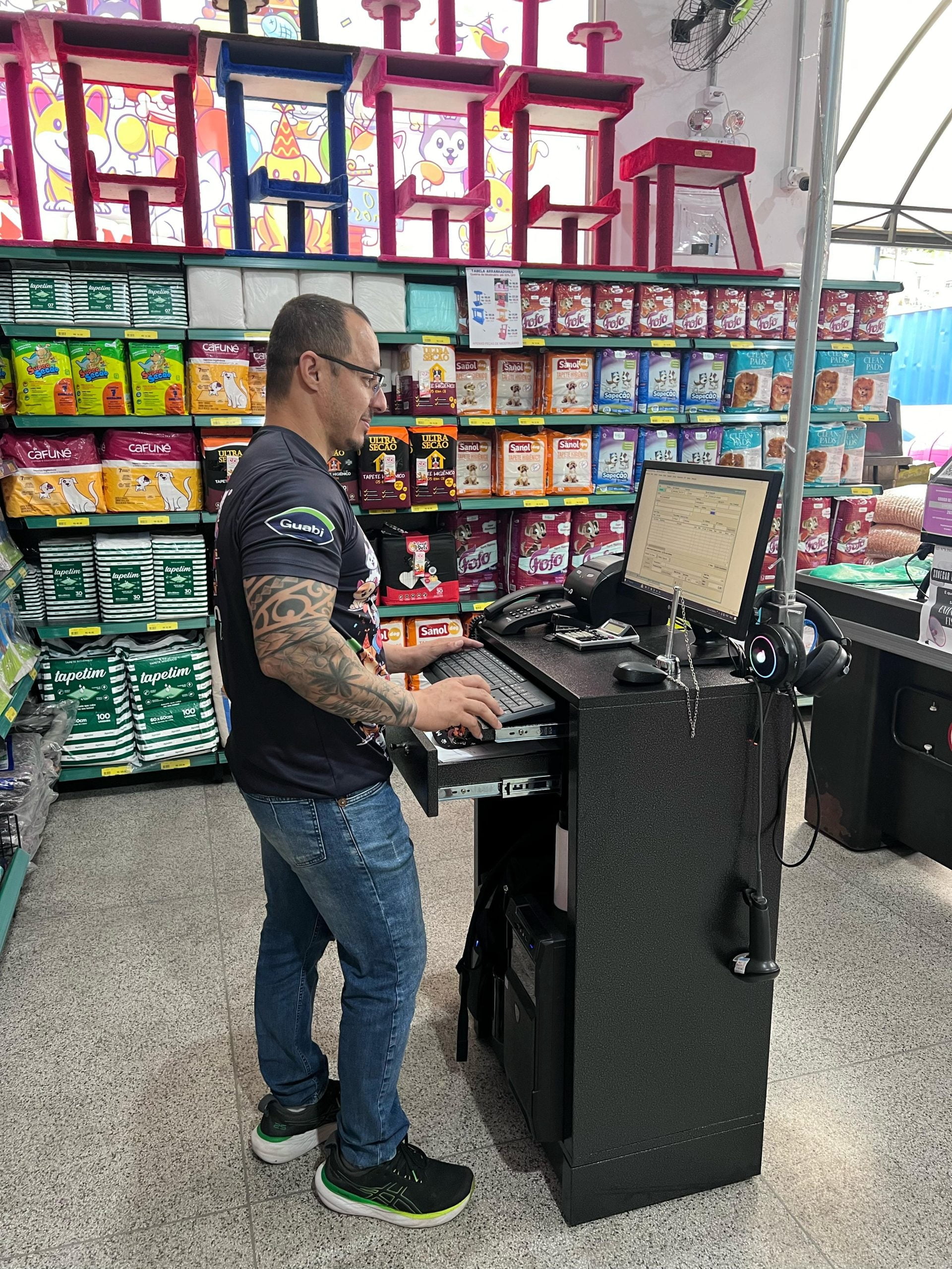 Gargamel gerenciando a loja