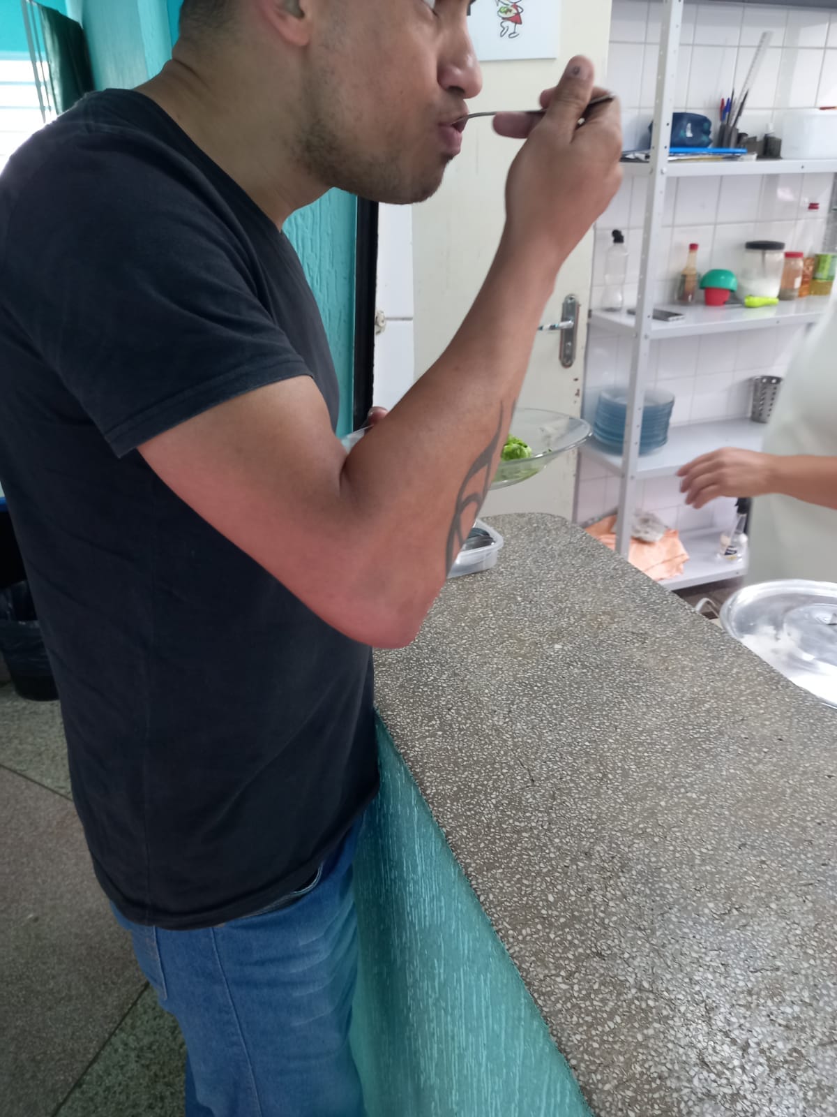 Vereador Luiz Paulo provando a merenda, de 10 de outubro de 2023