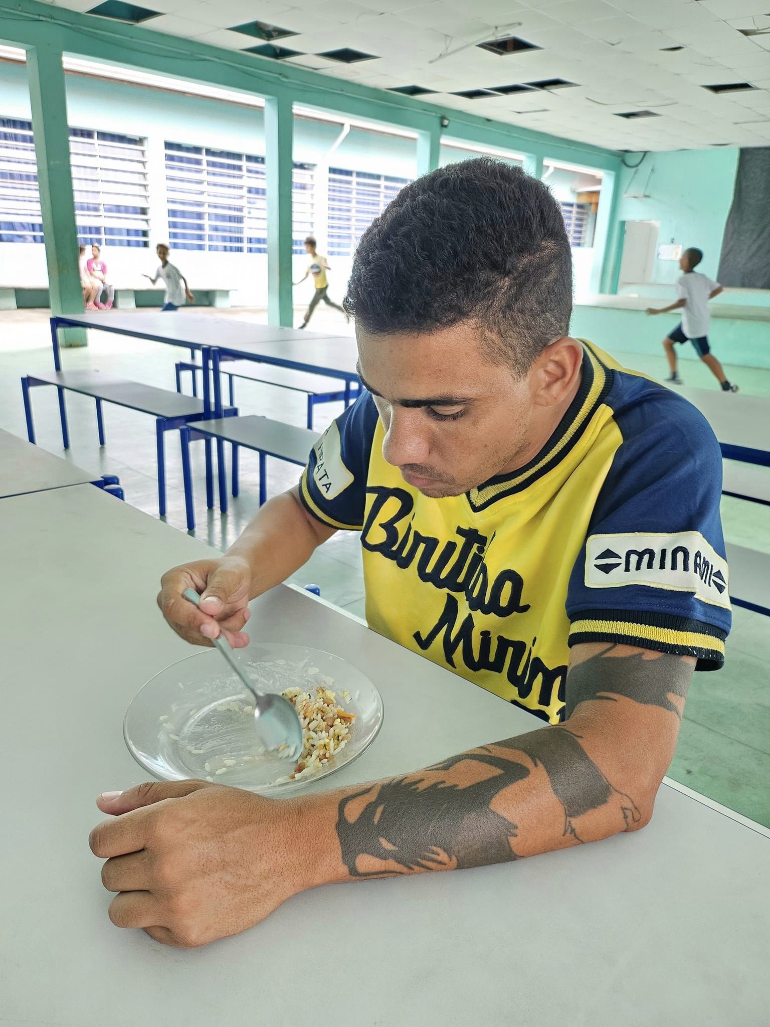 Vereador Luiz Paulo provando a merenda, de 13 de março de 2024