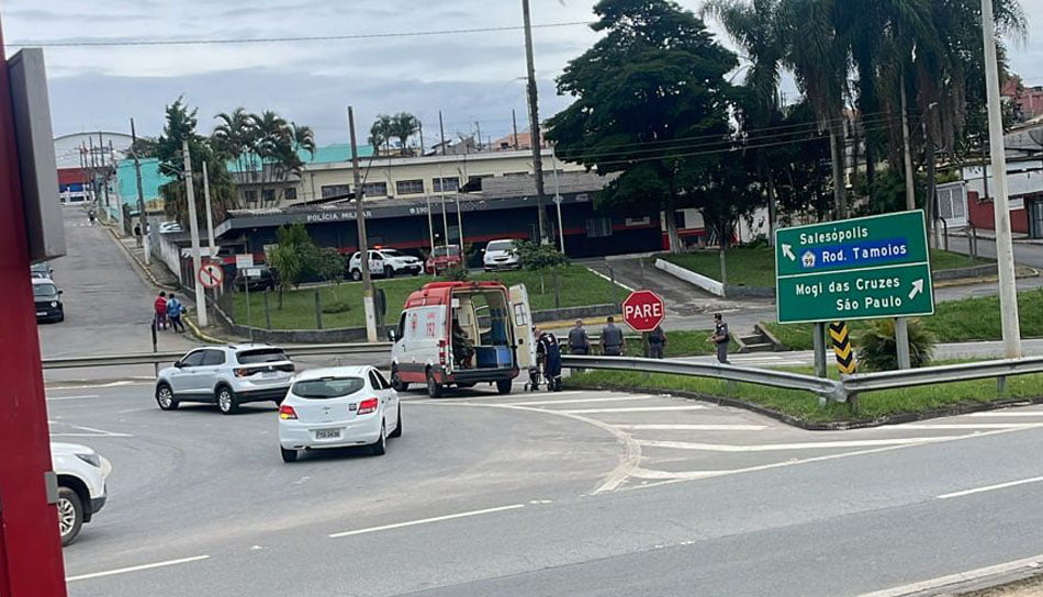 Incidente em Biritiba Mirim: Motoqueiro atropela senhora em rotatória e retorna à delegacia sem moto