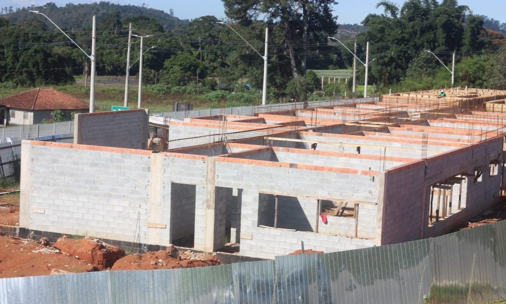 Prefeito Inho Taino destaca avanços em obras de acessibilidade e infraestrutura durante visita à APAE