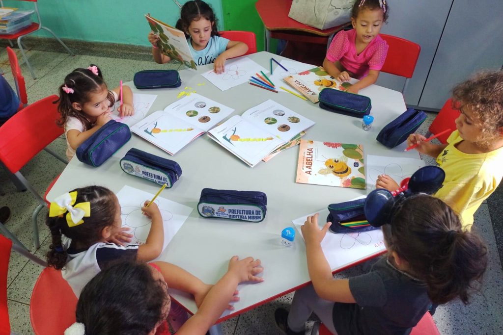 Alunos de Biritiba Mirim Recebem Kits de Livros Junto com Materiais Escolares