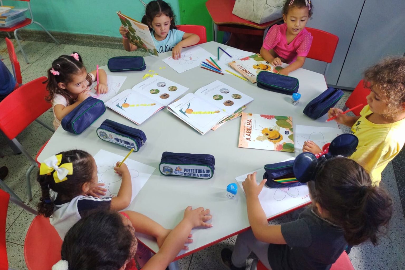 Alunos de Biritiba Mirim Recebem Kits de Livros Junto com Materiais Escolares