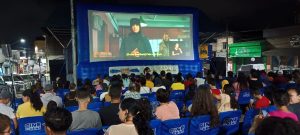 Cinema na Praça São Benedito: Moradores Desfrutam de Entretenimento ao Ar Livre no Coração da Cidade. Foto: Dimas Duarte