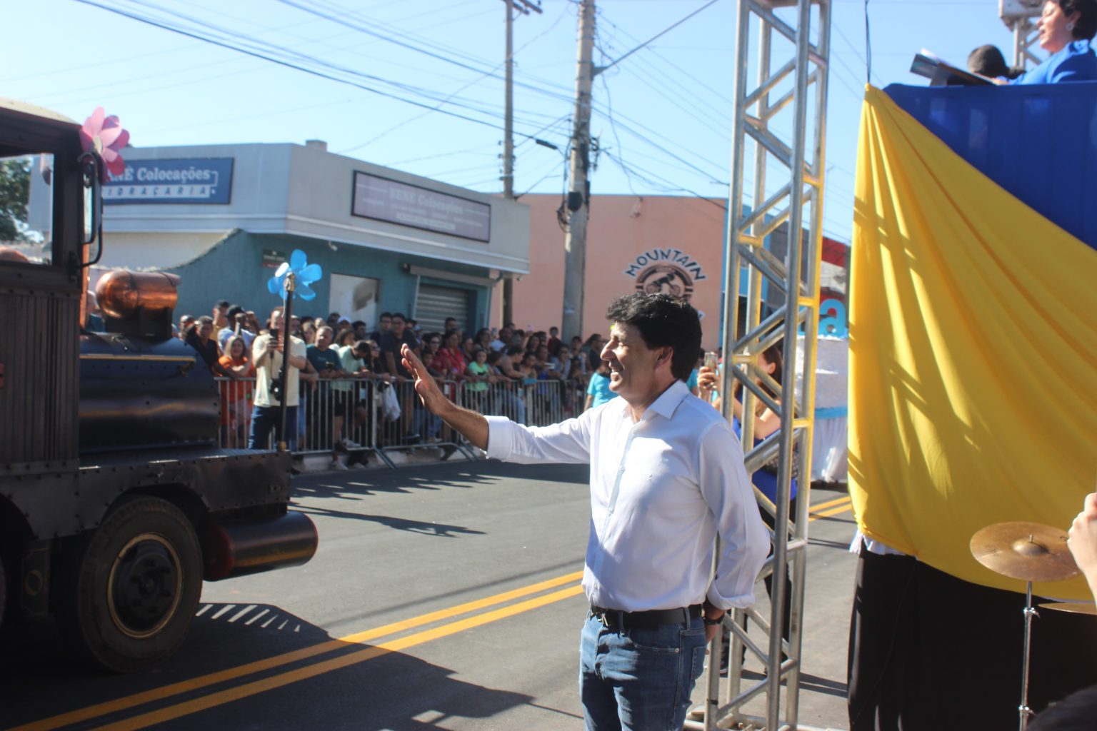 O prefeito Inho Taino acena com entusiasmo para todos que fazem parte deste desfile. Foto: Diarioesp.com.br