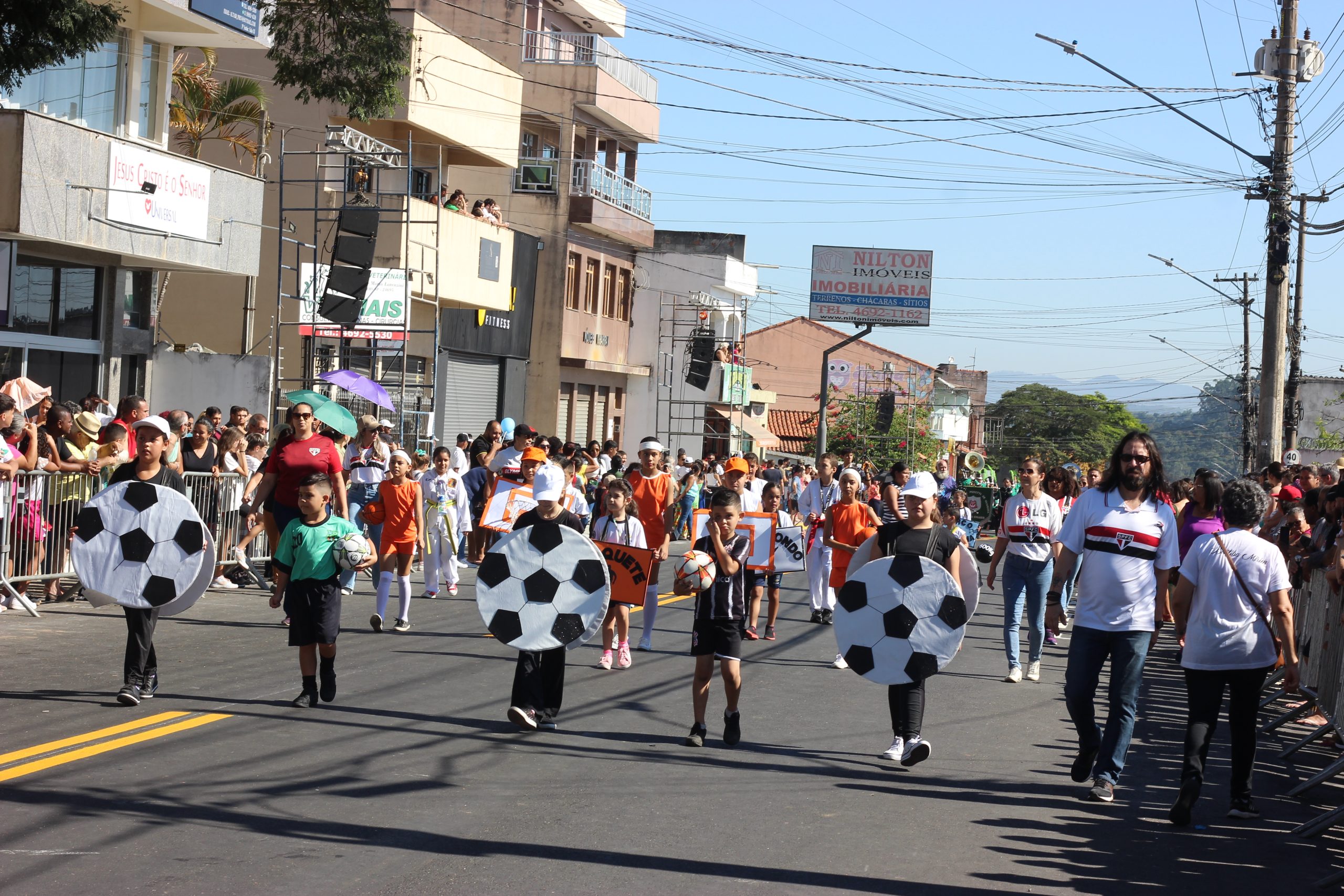 Crianças desfilam com tema futebol. Foto: Diarioesp.com.br Crianças desfilam com tema futebol. Foto: Diarioesp.com.br
