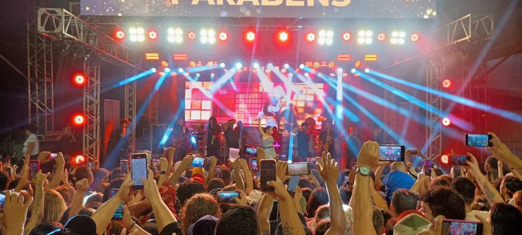 Naiara Azevedo agita multidão na Praça Central em comemoração aos 60 anos de Biritiba Mirim. Foto: Dimas Duarte