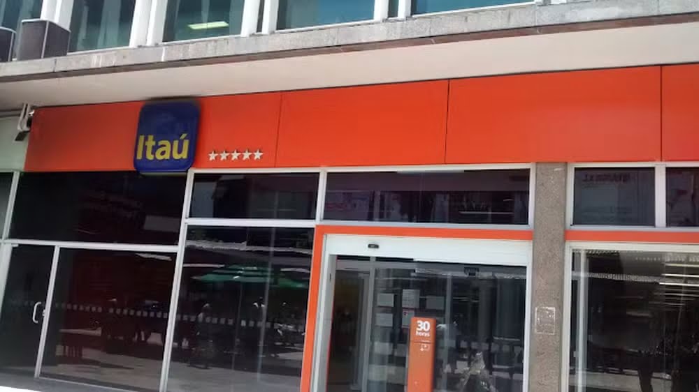 Tragédia em agência bancária de Bangu: Idosa falece no mesmo local onde 'Tio Paulo' foi envolvido em polêmica — Foto: Reprodução/Google Street View