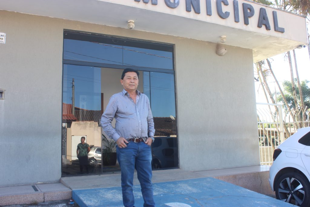 Vereador Kendi Maeda, em frente a Câmara de Biritiba Mirim. Foto: Diairoesp.com.br