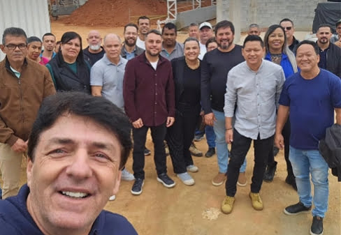 Prefeito visita obras com comitiva. Foto: Reprodução/Inho Taino