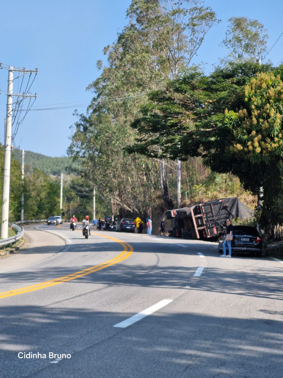 Caminhão com carga tomba na Mogi-Salesópolis no bairro Capela Nova. Foto: Cidinha Bruno