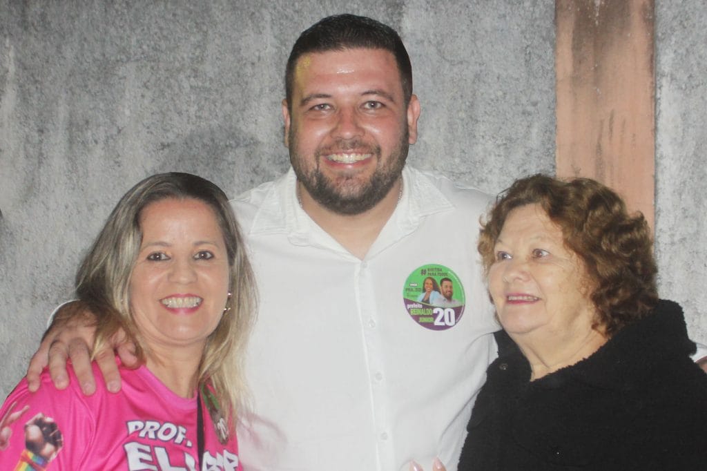 Candidato a vereadora Professora Eliara ao lado do seu filho candidato a prefeito Reinaldo Junior e apoiadora. Foto: Diário do Estado de São Paulo