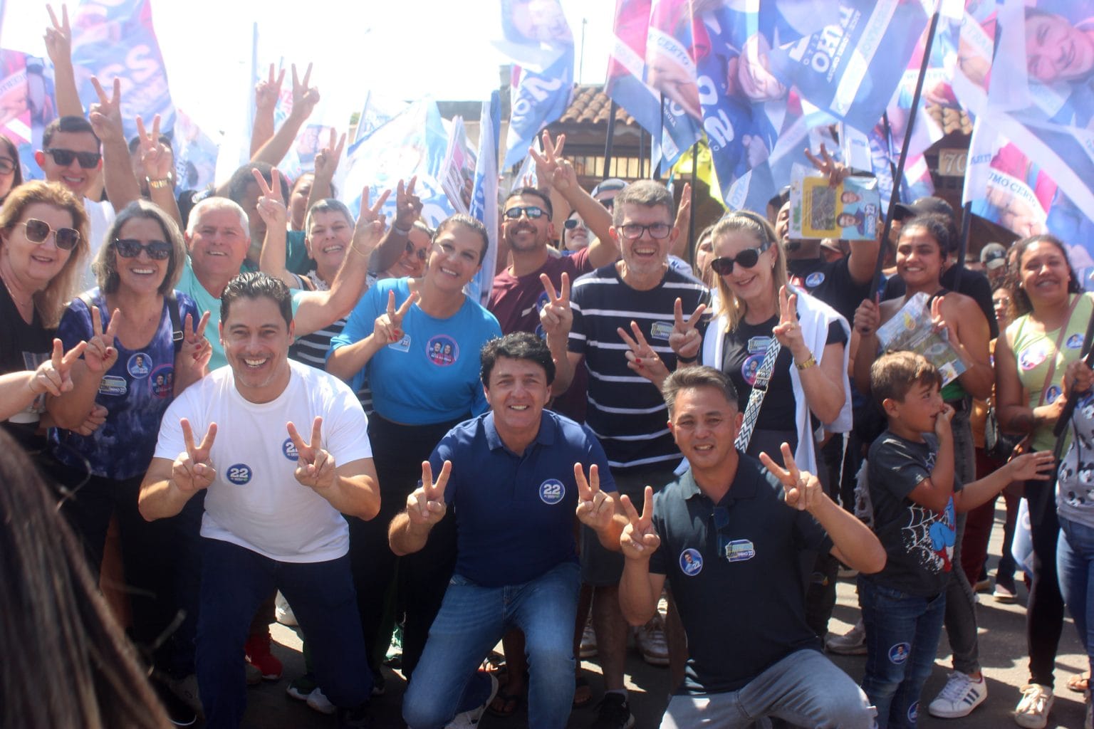 Multidão Acompanha Caminhada do Prefeito Inho e Apoiadores na Avenida Jair Leme. Foto: Diário do Estado de São Paulo