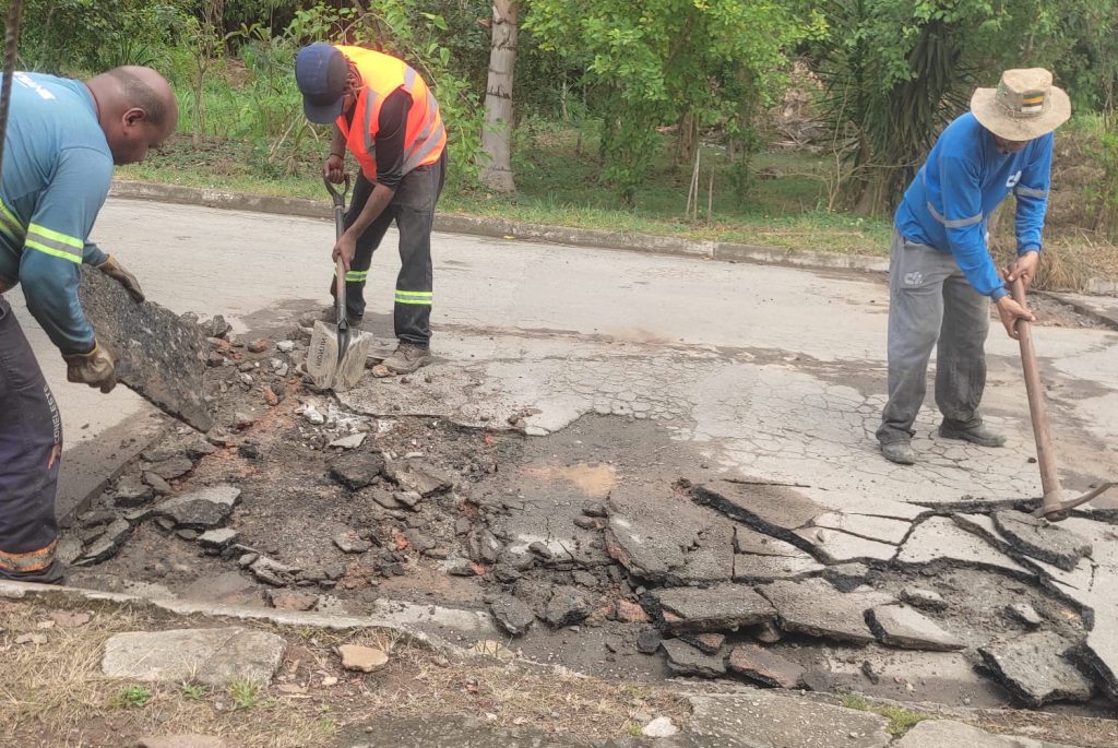 Prefeitura realiza Operação Tapa-Buraco no bairro Alvorada. Foto: Rogério