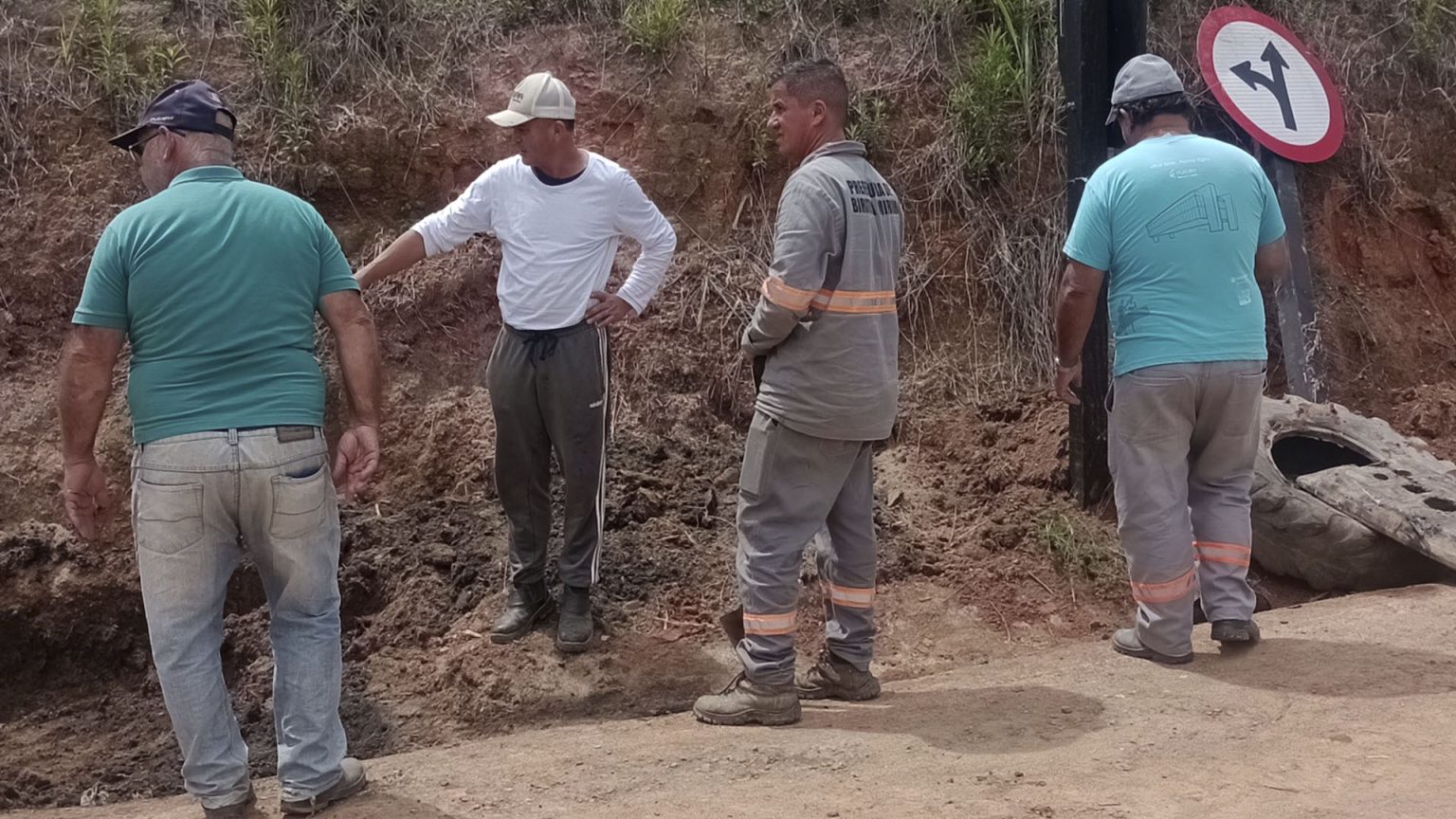Manutenção na Estrada do Rio Acima Avança com Fiscalizações do Vereador Toshi Omura. Foto: Reprodução