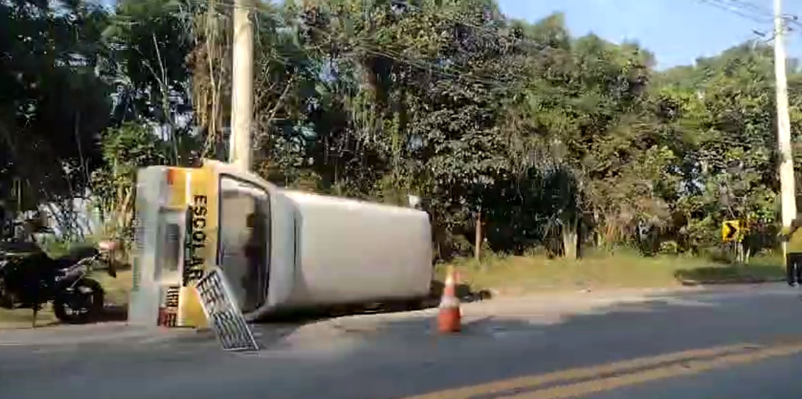 Acidente Envolve Van Escolar, Caminhão de Entrega e Veículo da Vivo em Mogi das Cruzes. Foto: Reprodução