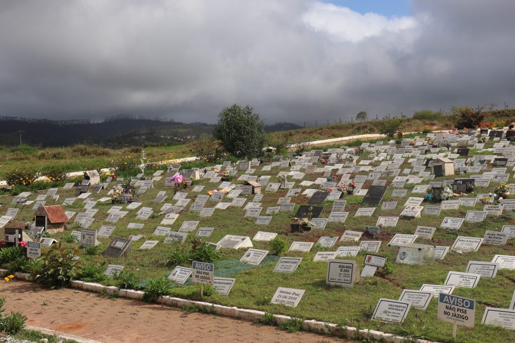 Biritiba Mirim - Cemitérios de Biritiba Mirim recebem familiares neste 02 de novembro – Dia de Finados No próximo sábado, 2 de novembro, os cemitérios de Biritiba Mirim se preparam para receber centenas de familiares e amigos em homenagem ao Dia de Finados, uma data marcada por sentimentos de saudade e reflexão, em que muitos se reúnem para recordar entes queridos que partiram. Foto: PMBM