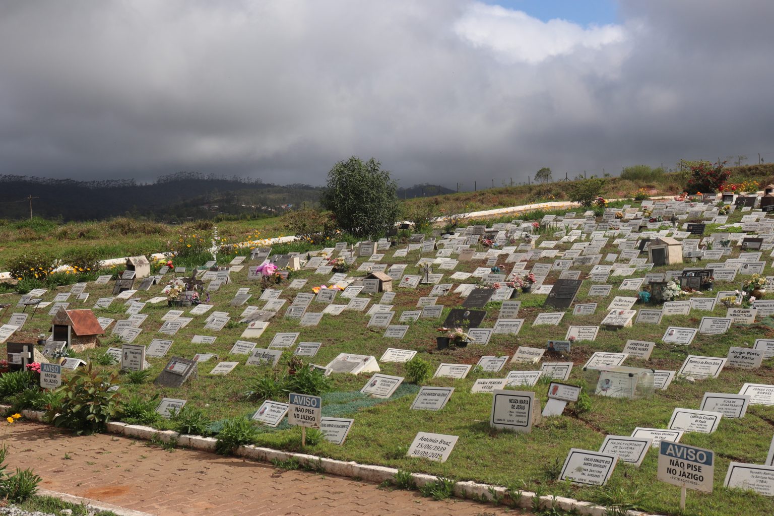 Biritiba Mirim - Cemitérios de Biritiba Mirim recebem familiares neste 02 de novembro – Dia de Finados No próximo sábado, 2 de novembro, os cemitérios de Biritiba Mirim se preparam para receber centenas de familiares e amigos em homenagem ao Dia de Finados, uma data marcada por sentimentos de saudade e reflexão, em que muitos se reúnem para recordar entes queridos que partiram. Foto: PMBM