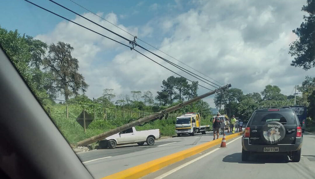 Veículo Colide com Poste e Interdita Pista na Mogi-Salesópolis. Foto: Redes Sociais
