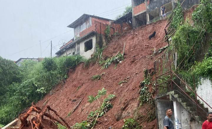 Situação alarmante em Santa Isabel com deslizamento de terra no bairro Vila Guilherme. Foto: Redes Sociais