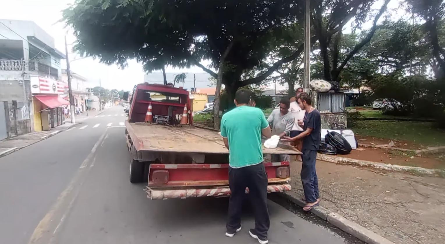 Caminhão furtado é encontrado em Suzano: Caminhoneiro agradece a comunidade e companheiros do guincho. Foto: Rede Social