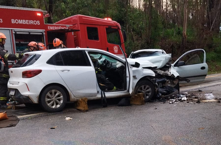 Colisão entre dois veículos em Salesópolis deixa feridos na Curva do Kitazawa. Foto: Redes Sociais