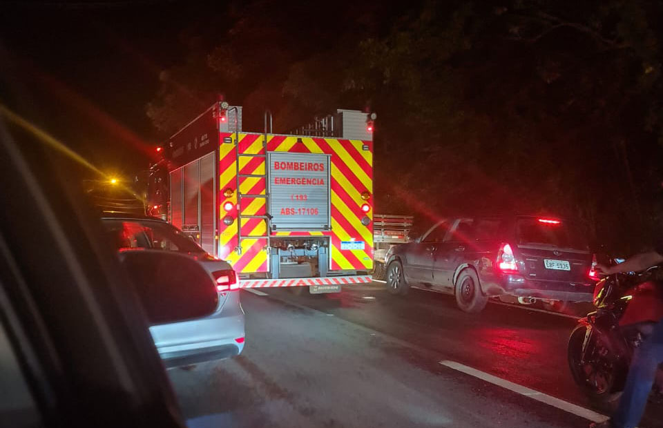 Acidente entre caminhão e carro de passeio mobiliza equipes de resgate na Mogi-Bertioga. Foto: Rede Social