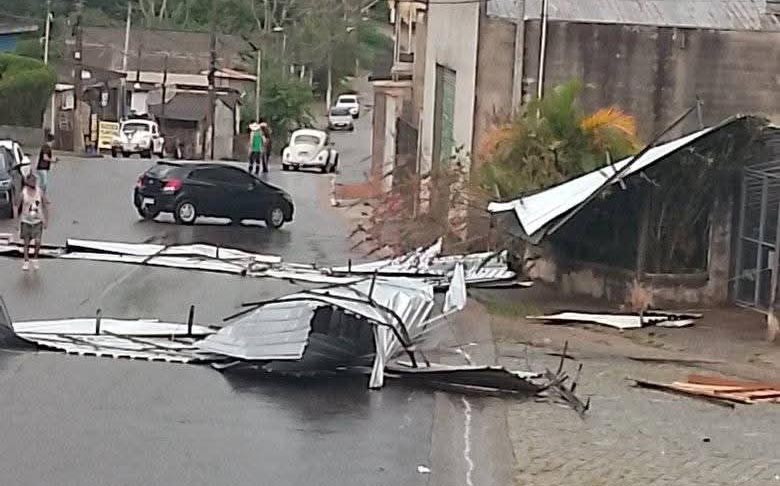 Vento Forte Causa Estragos em Estabelecimento Comercial em Biritiba Mirim. Foto: Reprodução