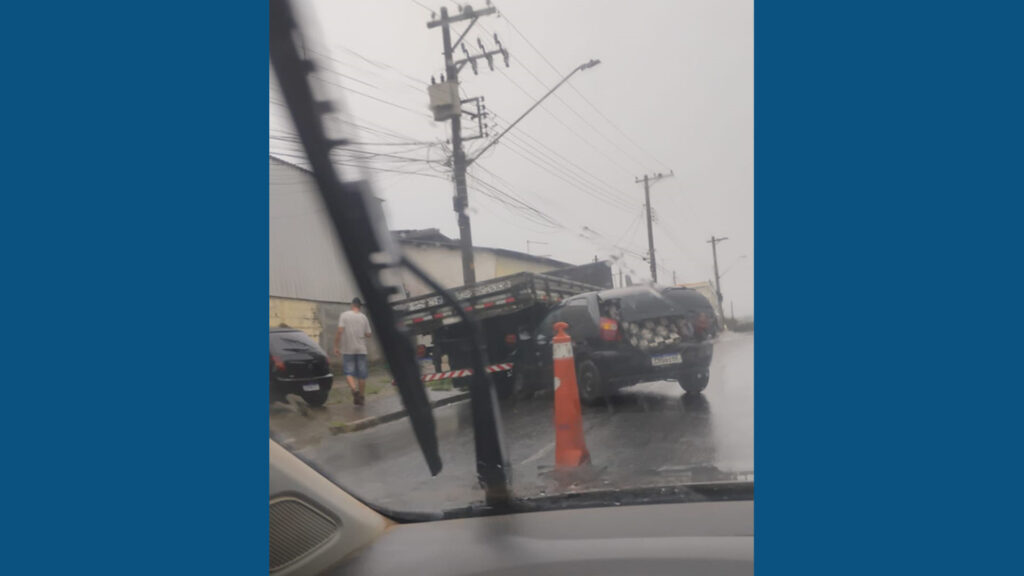 Veículo ligado a Tia Sofia sofre acidente em Cruz das Almas e colide com caminhão. Foto: Redes Sociais