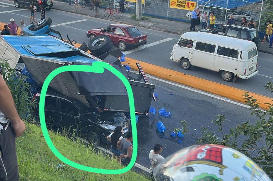 Acidente entre caminhão e carro em Mogi-Salesópolis mobiliza equipes de resgate. Foto: Diarioesp.com.br