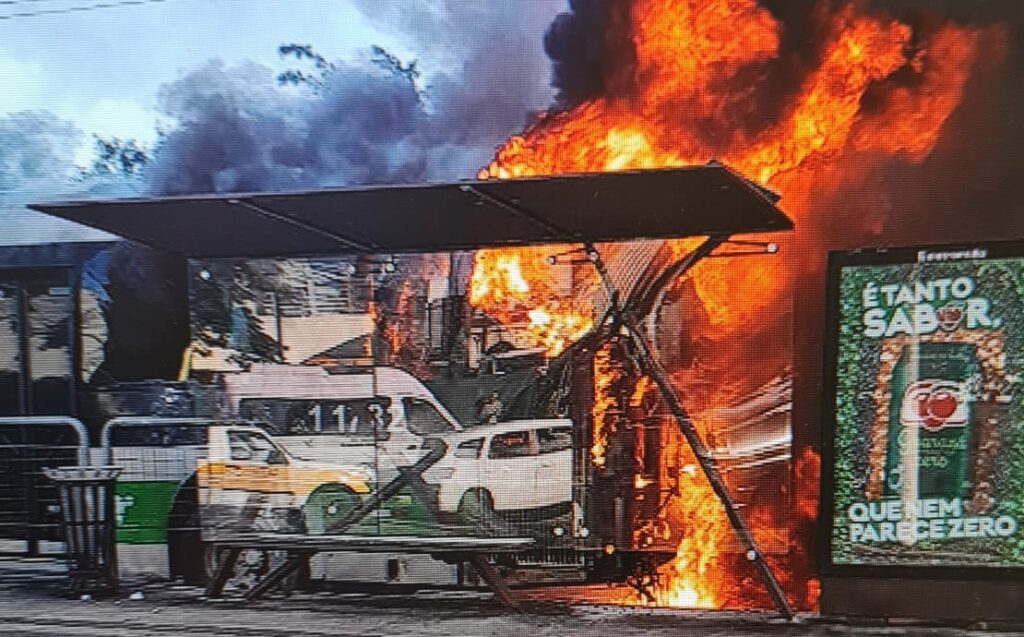 Avião de pequeno porte cai em avenida movimentada na Zona Oeste de SP e deixa mortos e feridos. Foto: Rede Social