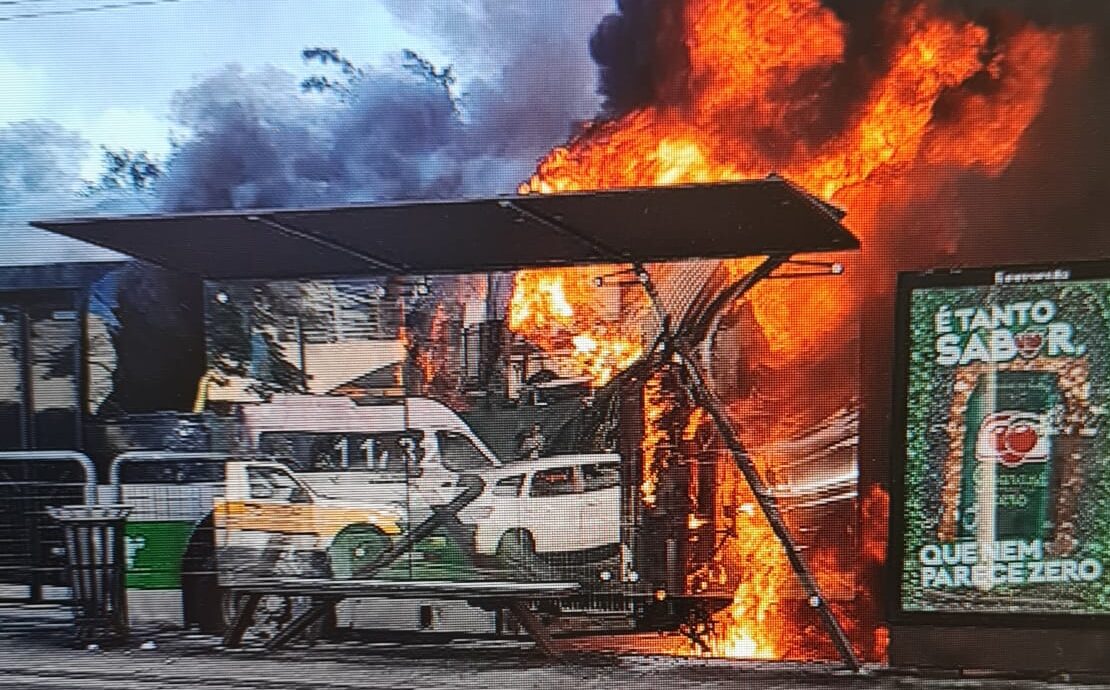 Avião de pequeno porte cai em avenida movimentada na Zona Oeste de SP e deixa mortos e feridos. Foto: Rede Social