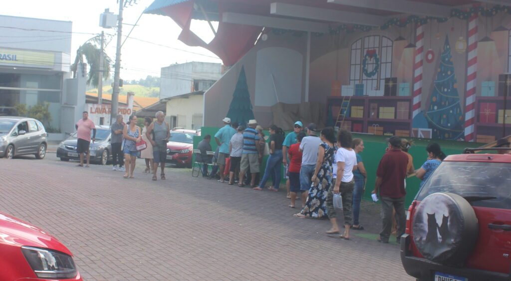 Moradores fazem fila para tentar amenizar Taxa do Lixo e IPTU em Biritiba Mirim. Foto: Diarioesp.com.br