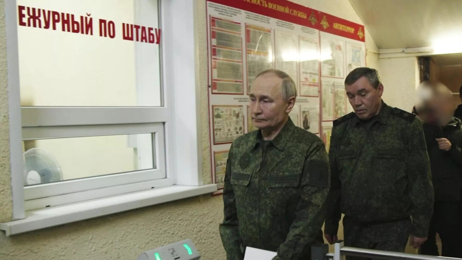 Putin reforça postura militar e exibe uniforme camuflado em visita a Kursk. Foto: Reprodução