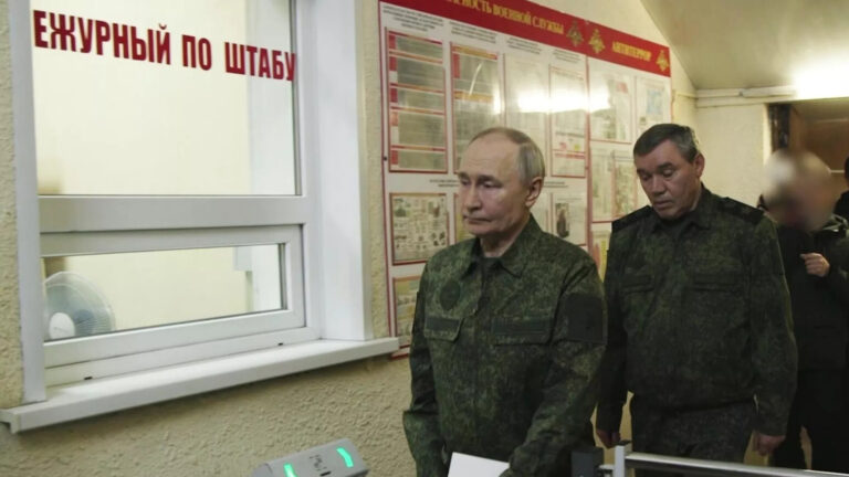Putin reforça postura militar e exibe uniforme camuflado em visita a Kursk. Foto: Reprodução