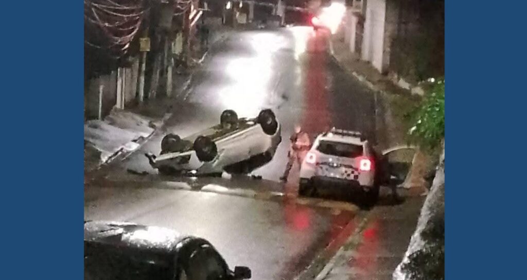 Motorista perde controle e capota carro em Biritiba Mirim. Foto: Reprodução