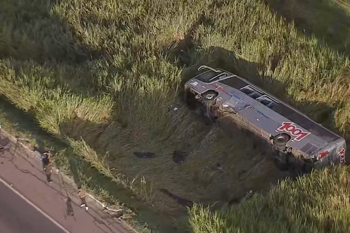 Acidente Grave na Dutra: Ônibus Cai em Ribanceira e Deixa um Adolescente Morto e 26 Feridos. Foto: Reprodução