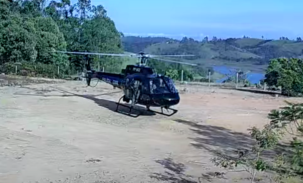 Helicóptero da Polícia Civil Biritiba Mirim, e pousa próximo ao PA de Biritiba Mirim. Foto: Reprodução