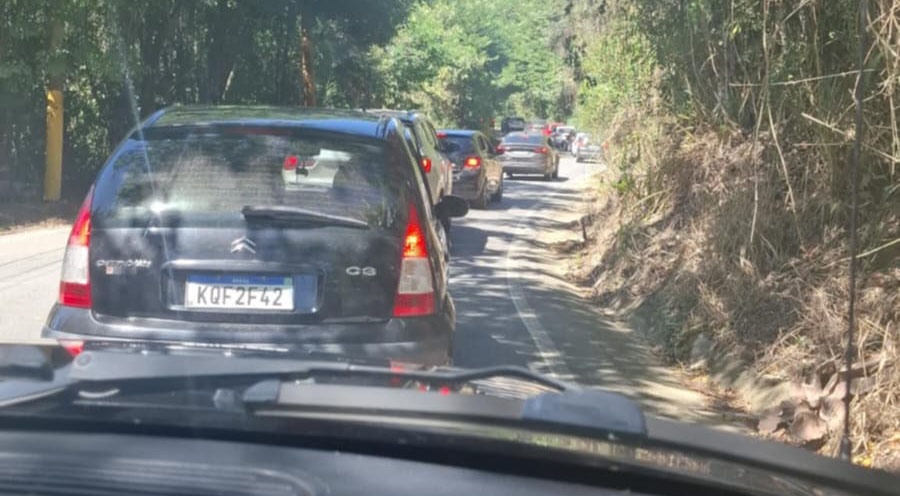 Fluxo intenso de veículos na estrada para o Vale em Biritiba Mirim gera preocupação entre moradores. Foto: Reprodução