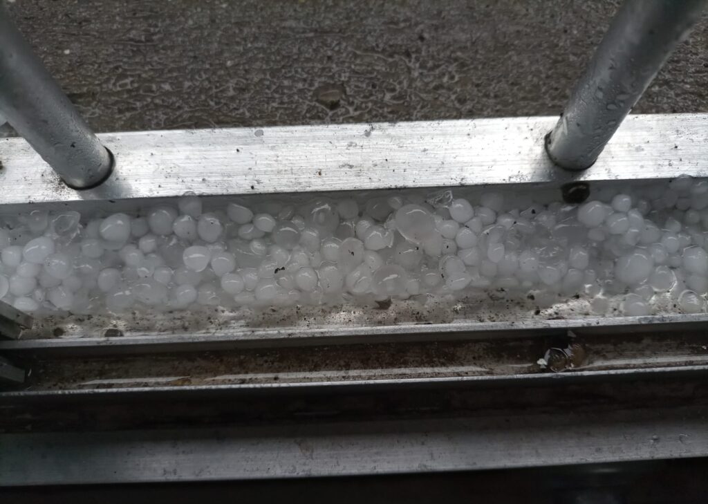 As intensas chuvas que atingiram Mogi das Cruzes na tarde desta terça-feira (18) resultaram em diversos transtornos para a população. Alagamentos, quedas de árvores e falhas em semáforos levaram a Prefeitura a acionar a Defesa Civil para prestar auxílio a 14 famílias em situação de vulnerabilidade.