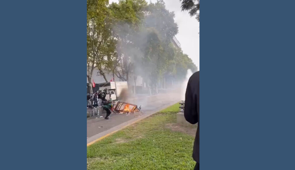 Fotógrafo é atingido na cabeça durante protesto na Argentina; vídeo flagra o momento dramático. Foto: Reprodução