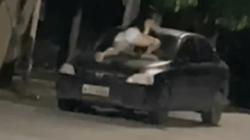 Mulher se Pendura em Carro em Movimento para Impedir Marido de Levar Filha em MT. Foto: Reprodução
