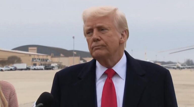 Trump é atingido por microfone durante coletiva e reage com bom humor. Foto: Reprodução