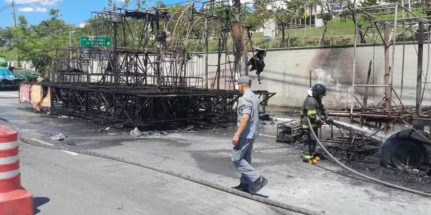 Incêndio atinge carros alegóricos de escolas de samba na Zona Oeste de SP. Foto: Reprodução